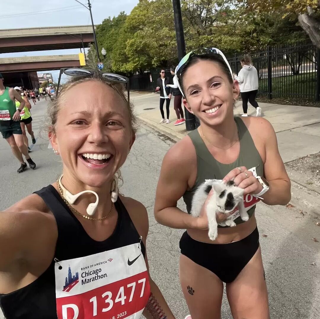 Marathon Runner Drops Everything After Spotting A Kitten In Need Of Rescue