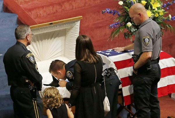 The funeral of the heroic dog took place in the grief of thousands of colleagues and people of Oklahoma City (USA). Please send him our best wishes, hoping he will go to heaven.